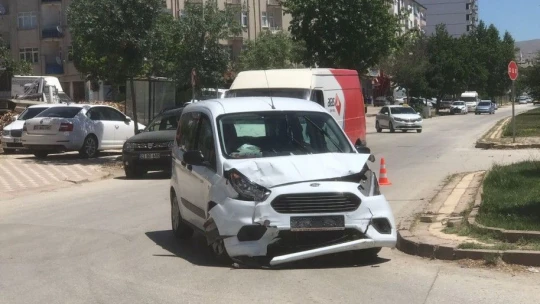 İki araç çarpıştı, sürücülerden biri yaralandı