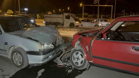 İki otomobil kafa kafaya çarpıştı: 1'i bebek 5 yaralı