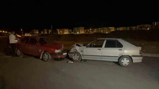 İki otomobil kafa kafaya çarpıştı: 1'i bebek 5 yaralı