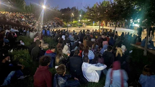 İlk defa gerçekleşen açık hava sinemasına öğrenciler akın etti