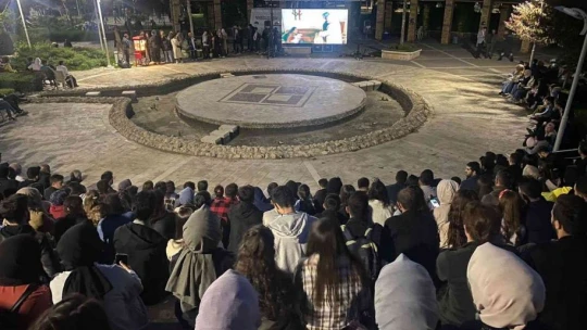 İlk defa gerçekleşen açık hava sinemasına öğrenciler akın etti