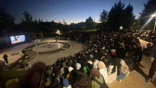 İlk defa gerçekleşen açık hava sinemasına öğrenciler akın etti