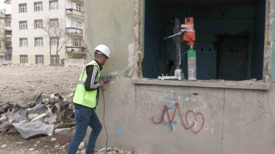 İnşaat Yüksek Mühendisi Çakırcıoğlu, 'Binanın hasarlı olup olmadığını anlamak için her şartta karot alınması gereklidir'