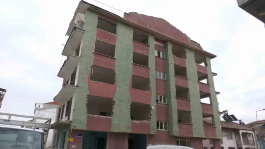İnşaat Yüksek Mühendisi Çakırcıoğlu, 'Binanın hasarlı olup olmadığını anlamak için her şartta karot alınması gereklidir'