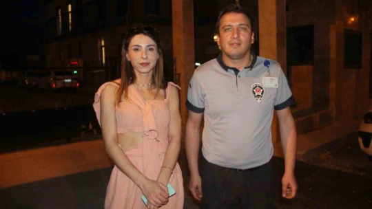 İnsanlık ölmemiş dedirten davranış: Yerde bulduğu bileziği sahibine teslim etti