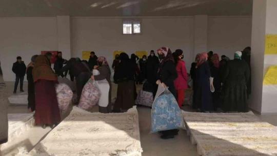 İş yeri halılarda indirme gitti, vatandaşlar eksi 4 derecede mağazaya akın etti