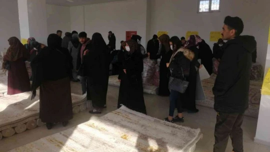 İş yeri halılarda indirme gitti, vatandaşlar eksi 4 derecede mağazaya akın etti