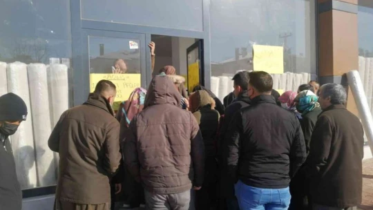 İş yeri halılarda indirme gitti, vatandaşlar eksi 4 derecede mağazaya akın etti