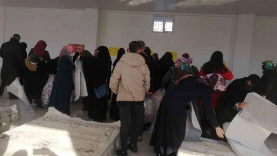 İş yeri halılarda indirme gitti, vatandaşlar eksi 4 derecede mağazaya akın etti