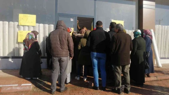 İş yeri halılarda indirme gitti, vatandaşlar eksi 4 derecede mağazaya akın etti