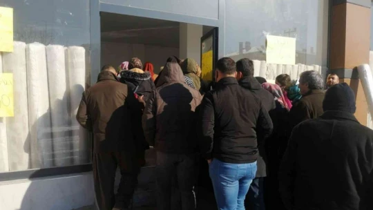 İş yeri halılarda indirme gitti, vatandaşlar eksi 4 derecede mağazaya akın etti