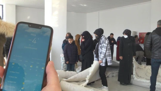 İş yeri halılarda indirme gitti, vatandaşlar eksi 4 derecede mağazaya akın etti