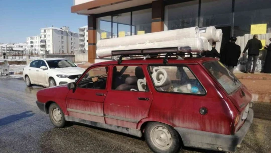 İş yeri halılarda indirme gitti, vatandaşlar eksi 4 derecede mağazaya akın etti