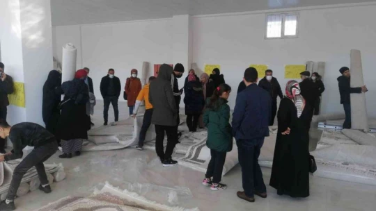 İş yeri halılarda indirme gitti, vatandaşlar eksi 4 derecede mağazaya akın etti