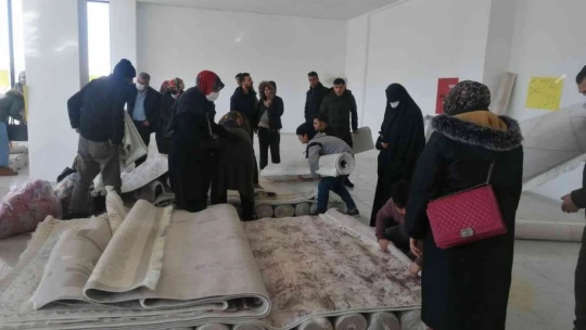 İş yeri halılarda indirme gitti, vatandaşlar eksi 4 derecede mağazaya akın etti