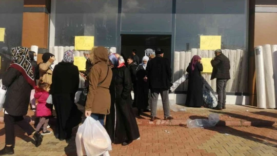 İş yeri halılarda indirme gitti, vatandaşlar eksi 4 derecede mağazaya akın etti