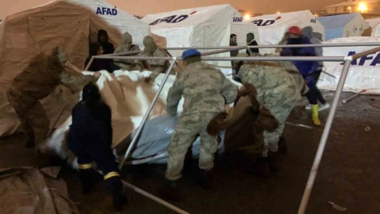 Jandarma ekipleri çadırlar kurmaya başladı