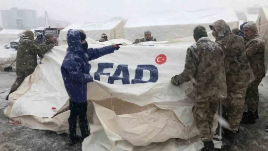 Jandarma ekipleri çadırlar kurmaya başladı