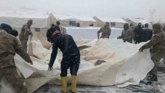 Jandarma ekipleri çadırlar kurmaya başladı