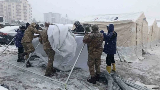 Jandarma ekipleri çadırlar kurmaya başladı