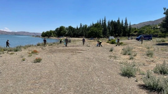 Jandarma ekipleri, çevre temizliği yaparak örnek oldu