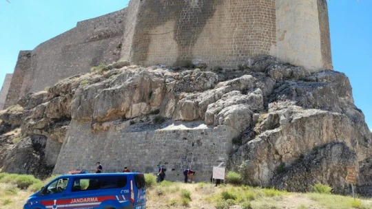 Jandarma ekipleri, çevre temizliği yaparak örnek oldu