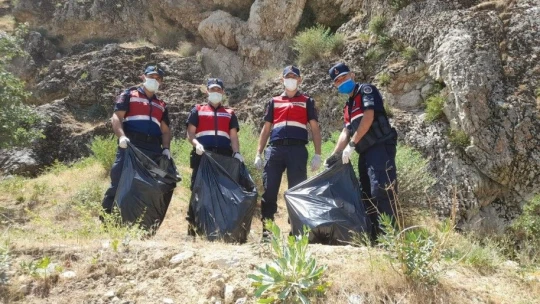 Jandarma ekipleri, çevre temizliği yaparak örnek oldu