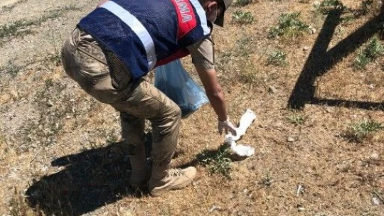 Jandarma ekipleri, çevre temizliği yaparak örnek oldu