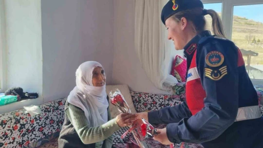 Jandarma ekipleri depremzede kadınları unutmadı