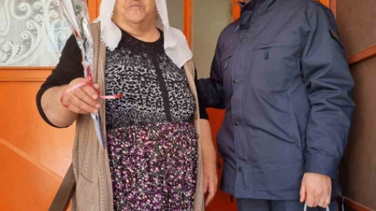 Jandarma ekipleri depremzede kadınları unutmadı