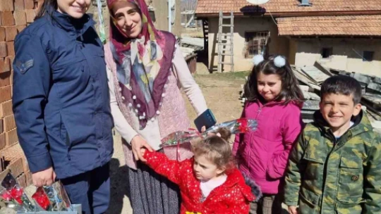 Jandarma ekipleri depremzede kadınları unutmadı