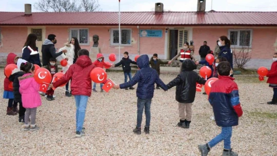 Jandarma ekipleri öğrencilerle bir araya geldi