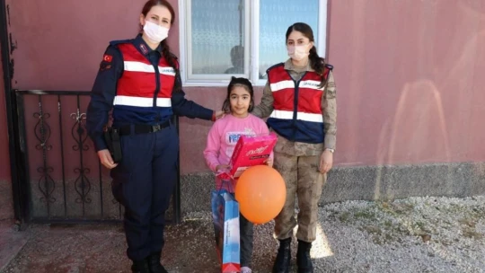 Jandarma ekipleri özel çocukları unutmadı