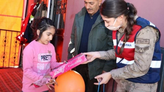 Jandarma ekipleri özel çocukları unutmadı