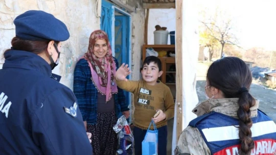 Jandarma ekipleri özel çocukları unutmadı