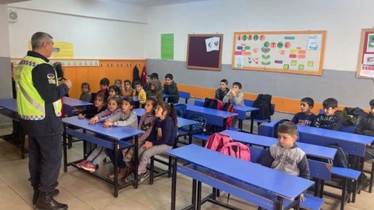 Jandarma ekiplerinden öğrencilere trafik semineri