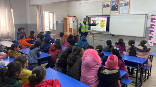 Jandarma ekiplerinden öğrencilere trafik semineri