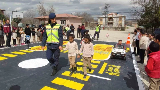 Jandarma ekiplerinden öğrencilere trafik güvenliği eğitimi