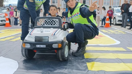 Jandarma ekiplerinden öğrencilere trafik güvenliği eğitimi
