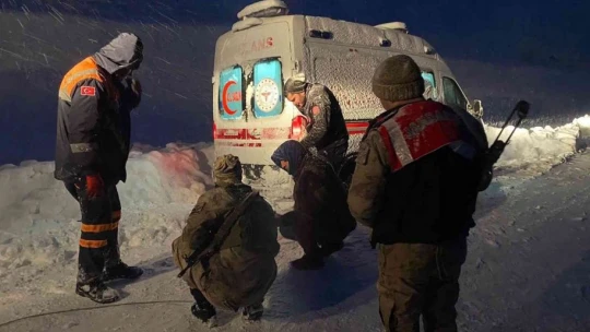 Jandarma, kar ve tipide mahsur kalan 31 vatandaşı kurtardı