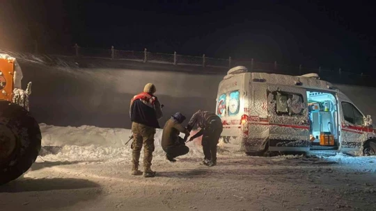 Jandarma, kar ve tipide mahsur kalan 31 vatandaşı kurtardı