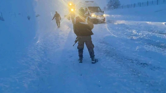 Jandarma, kar ve tipide mahsur kalan 31 vatandaşı kurtardı