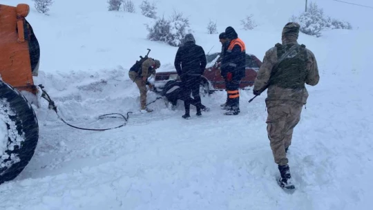 Jandarma, kar ve tipide mahsur kalan 31 vatandaşı kurtardı