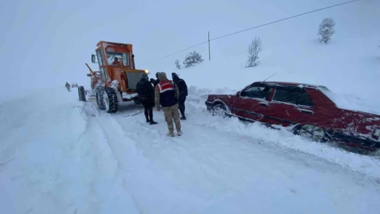 Jandarma, kar ve tipide mahsur kalan 31 vatandaşı kurtardı