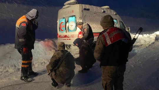 Jandarma, kar ve tipide mahsur kalan 31 vatandaşı kurtardı