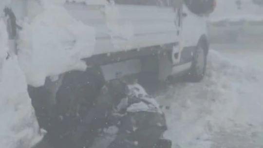 Jandarma, kar ve tipide mahsur kalan 31 vatandaşı kurtardı