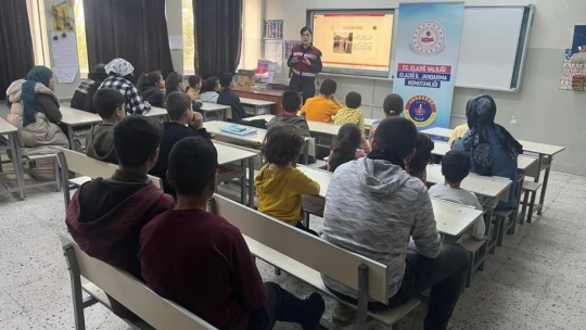 Jandarma, öğrenci ve vatandaşları bilgilendirdi