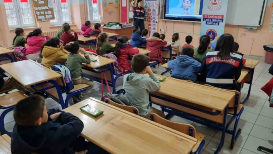 Jandarma önce bilgilendirdi, ardından çocuklarla birlikte çizgi film izledi