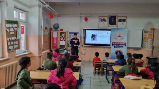 Jandarma önce bilgilendirdi, ardından çocuklarla birlikte çizgi film izledi