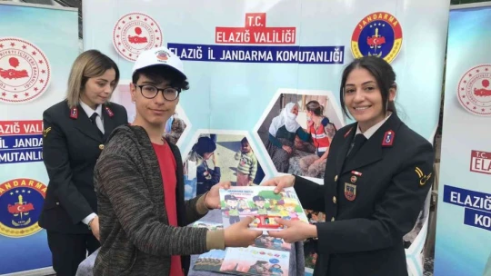 Jandarma ve özel öğrencilerden ortak stant